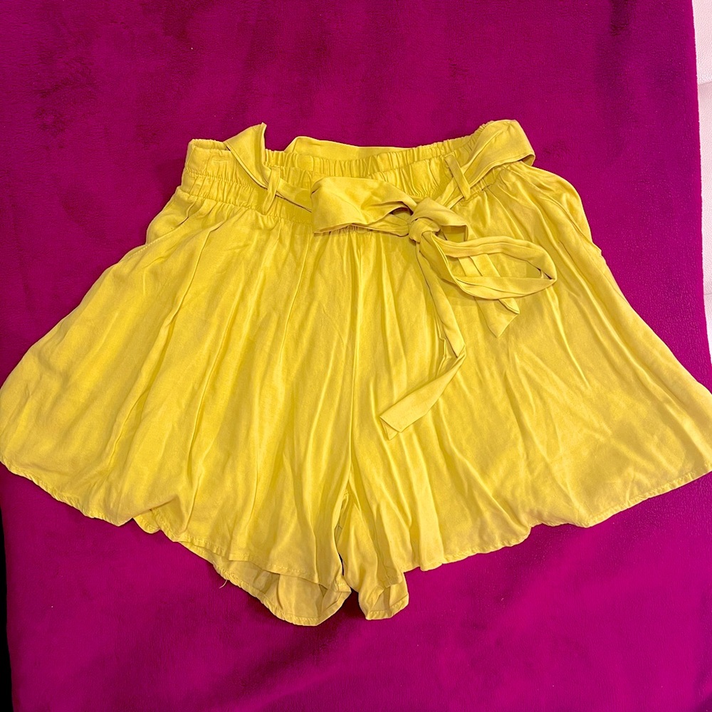 Mustard yellow/green light weight Shorts with elastic waistband and tie. S